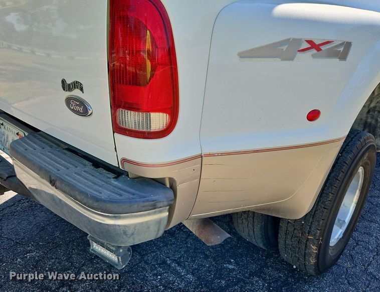 image for item LM9132 1999 Ford F350 Super Duty Lariat  Crew Cab pickup truck