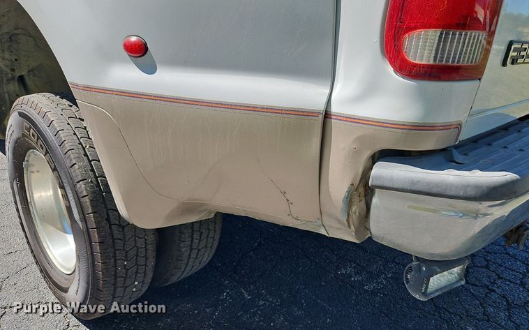 image for item LM9132 1999 Ford F350 Super Duty Lariat  Crew Cab pickup truck