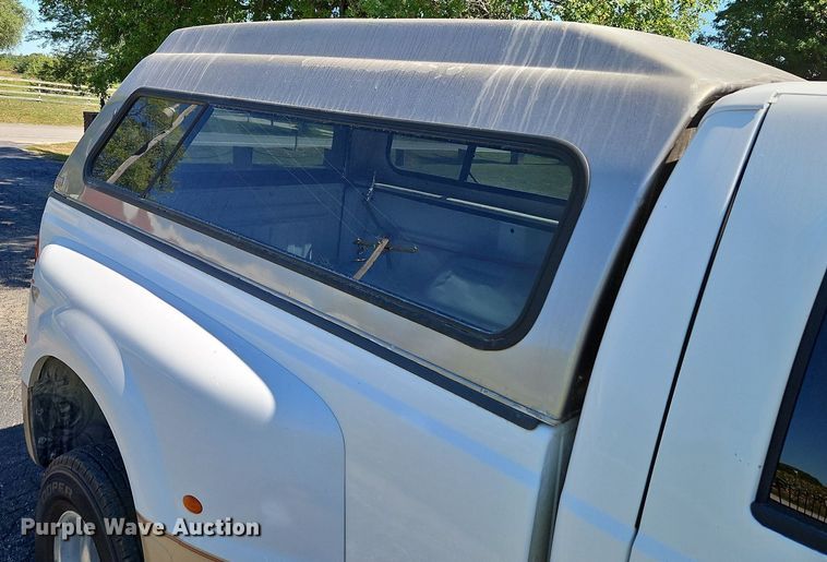 image for item LM9132 1999 Ford F350 Super Duty Lariat  Crew Cab pickup truck