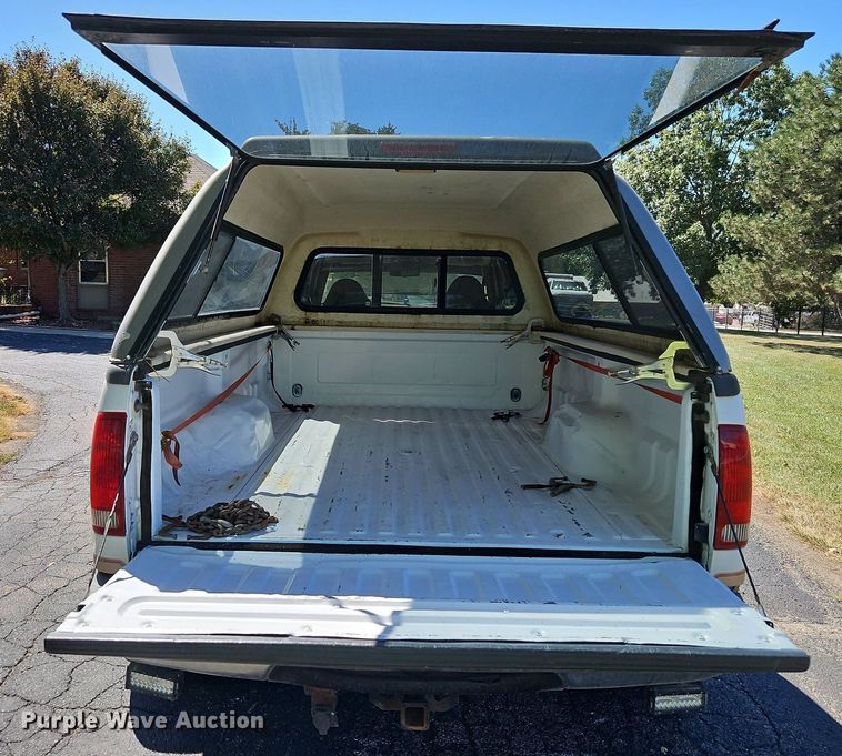 image for item LM9132 1999 Ford F350 Super Duty Lariat  Crew Cab pickup truck