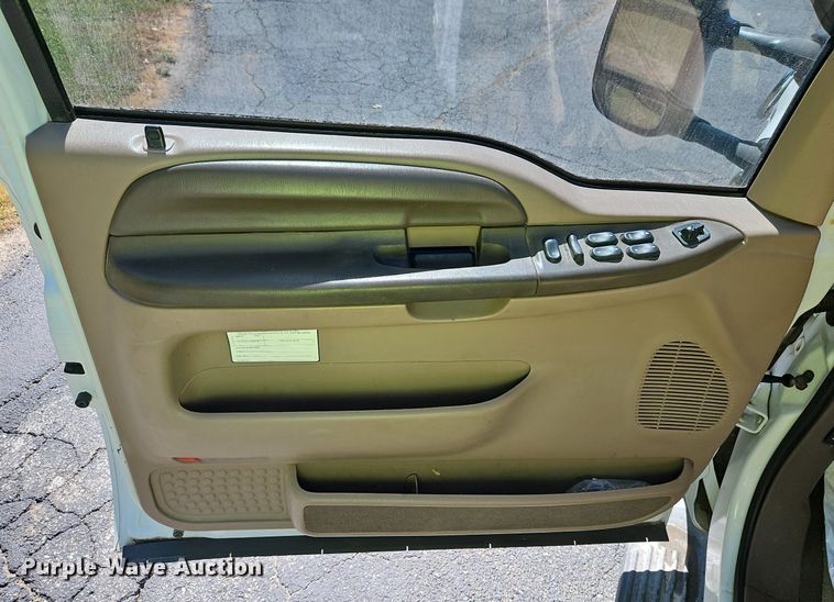 image for item LM9132 1999 Ford F350 Super Duty Lariat  Crew Cab pickup truck