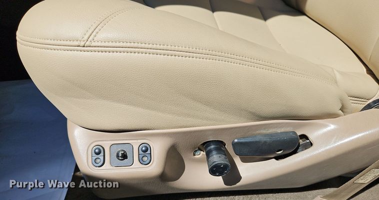 image for item LM9132 1999 Ford F350 Super Duty Lariat  Crew Cab pickup truck