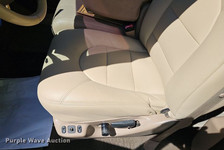 image for item LM9132 1999 Ford F350 Super Duty Lariat  Crew Cab pickup truck