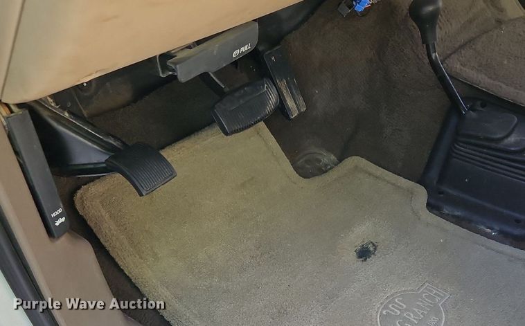 image for item LM9132 1999 Ford F350 Super Duty Lariat  Crew Cab pickup truck