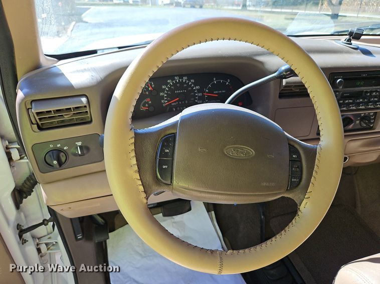 image for item LM9132 1999 Ford F350 Super Duty Lariat  Crew Cab pickup truck