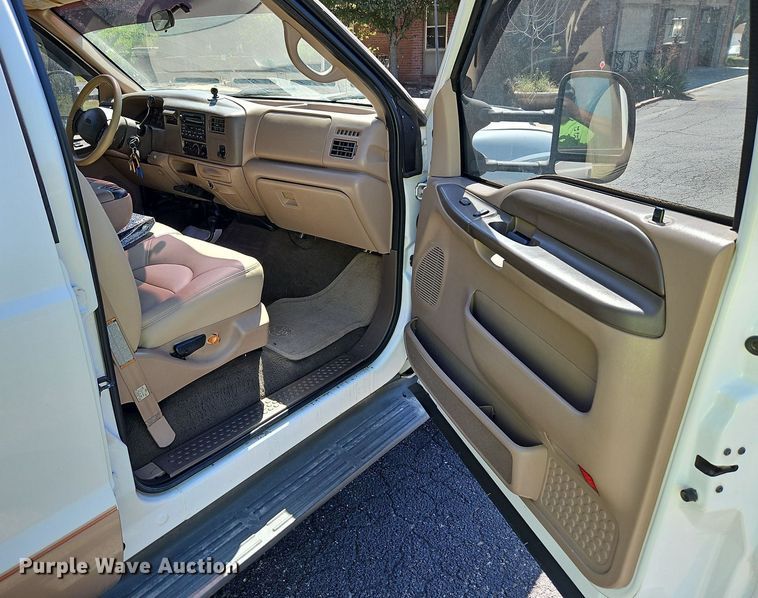 image for item LM9132 1999 Ford F350 Super Duty Lariat  Crew Cab pickup truck