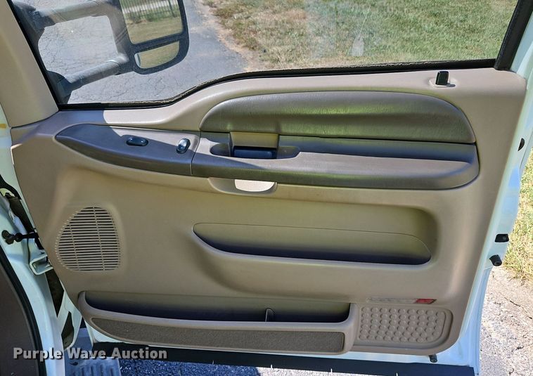 image for item LM9132 1999 Ford F350 Super Duty Lariat  Crew Cab pickup truck