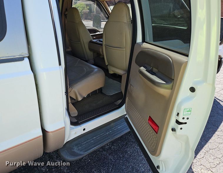 image for item LM9132 1999 Ford F350 Super Duty Lariat  Crew Cab pickup truck