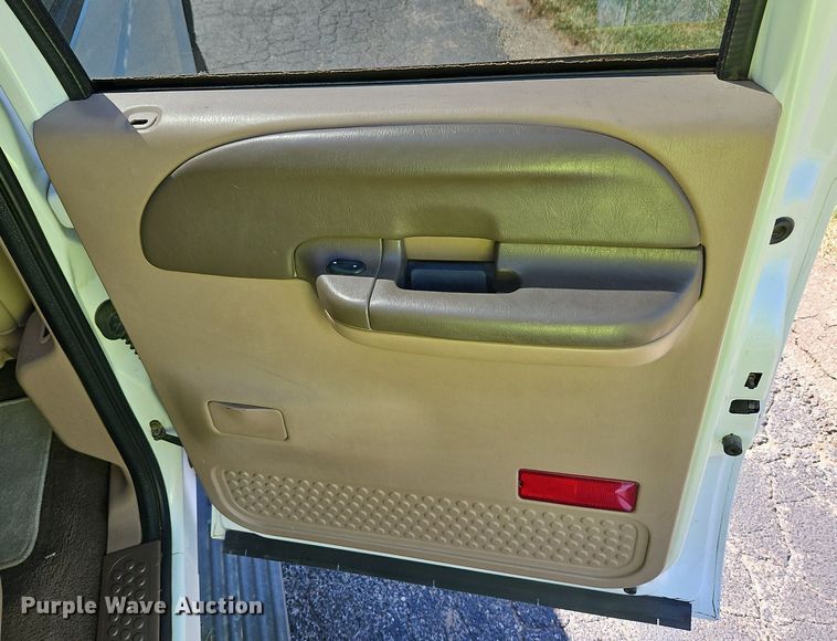 image for item LM9132 1999 Ford F350 Super Duty Lariat  Crew Cab pickup truck