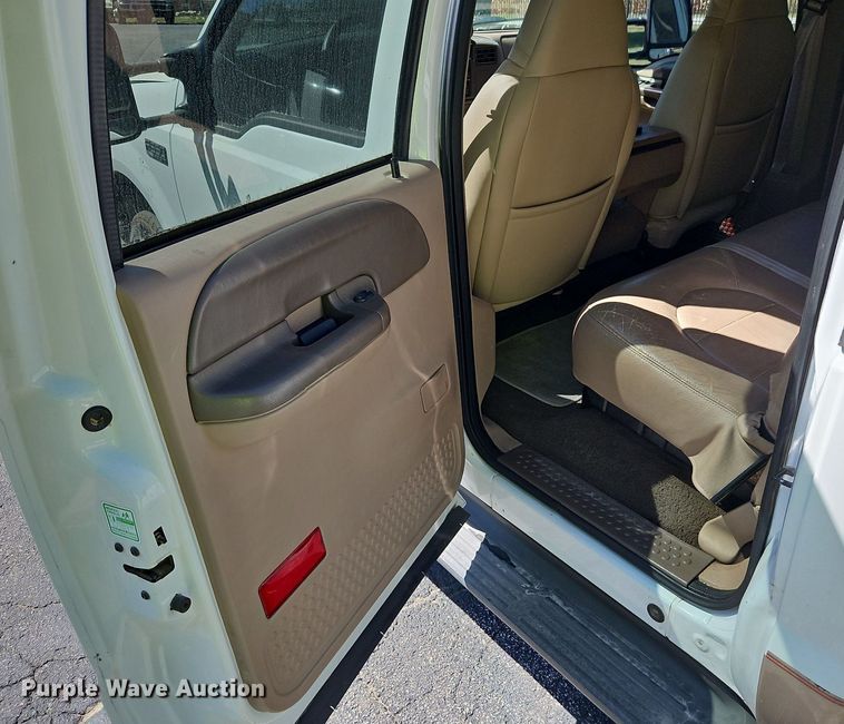 image for item LM9132 1999 Ford F350 Super Duty Lariat  Crew Cab pickup truck