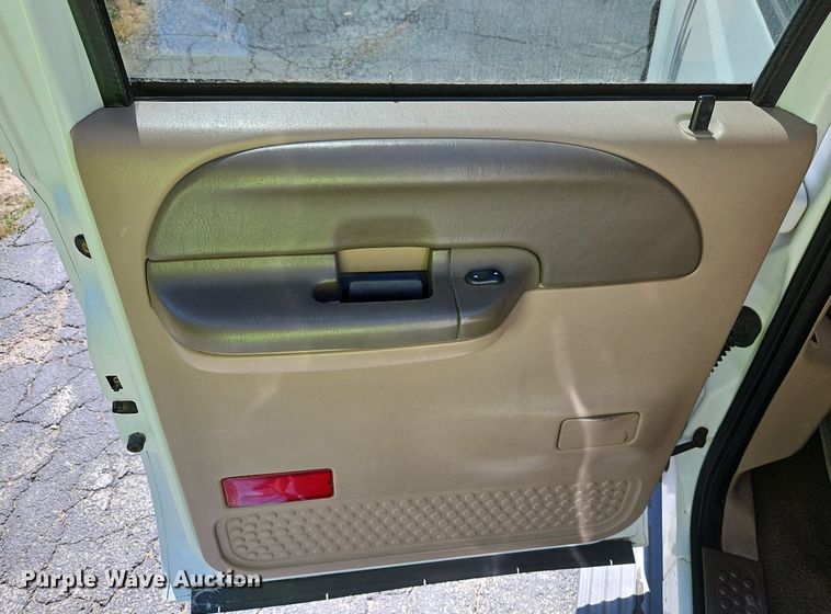 image for item LM9132 1999 Ford F350 Super Duty Lariat  Crew Cab pickup truck