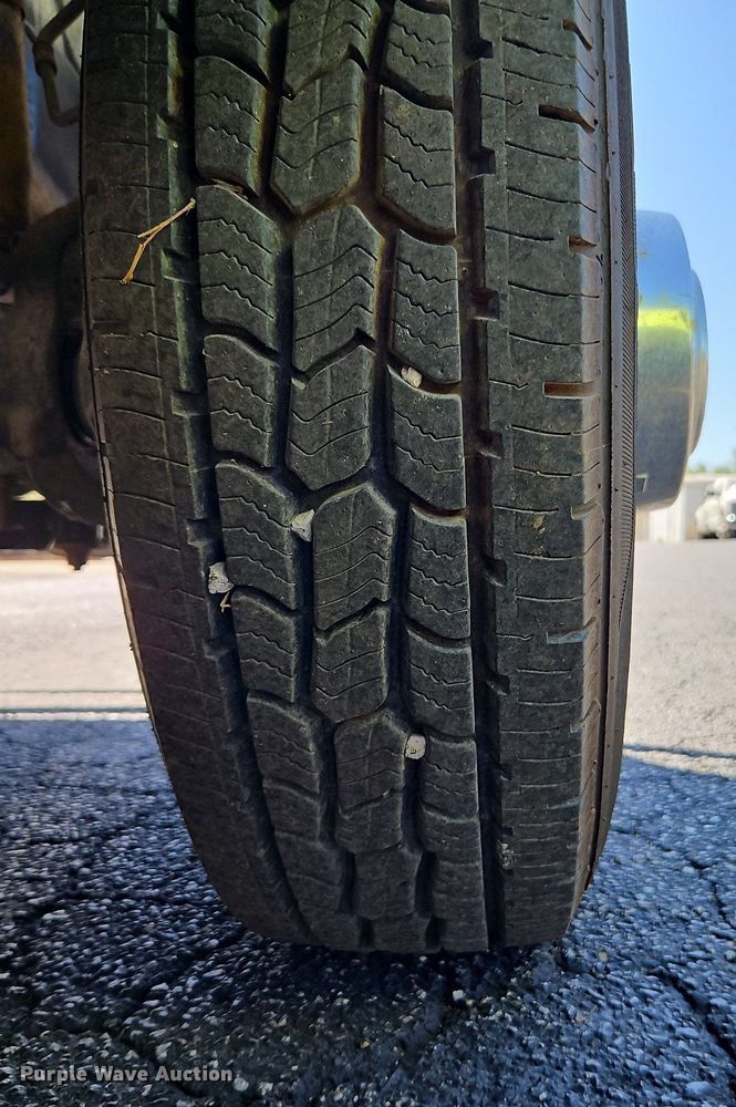 image for item LM9132 1999 Ford F350 Super Duty Lariat  Crew Cab pickup truck