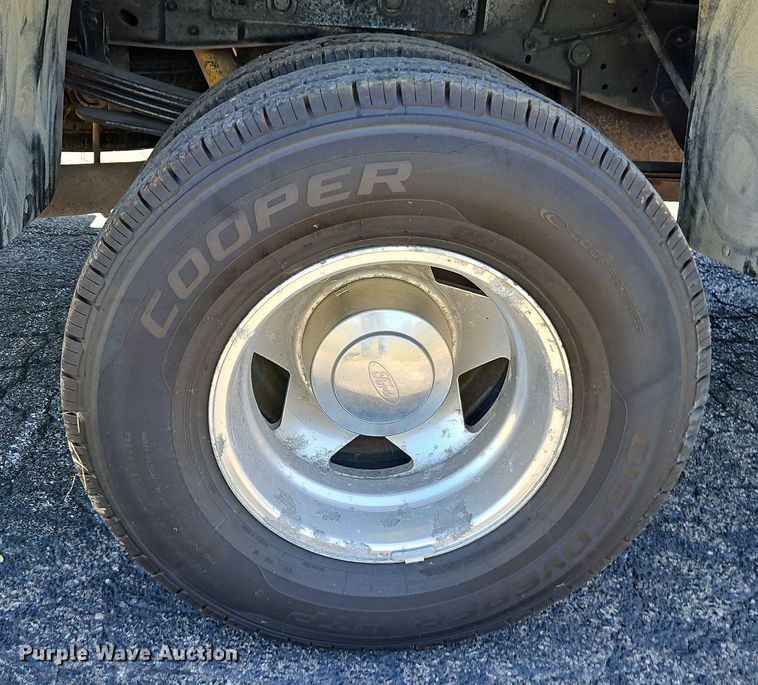 image for item LM9132 1999 Ford F350 Super Duty Lariat  Crew Cab pickup truck