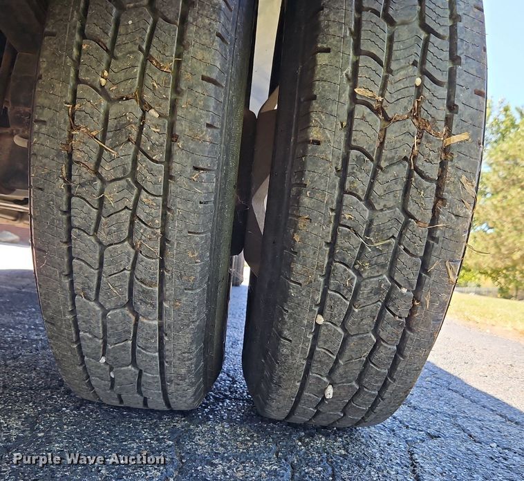 image for item LM9132 1999 Ford F350 Super Duty Lariat  Crew Cab pickup truck