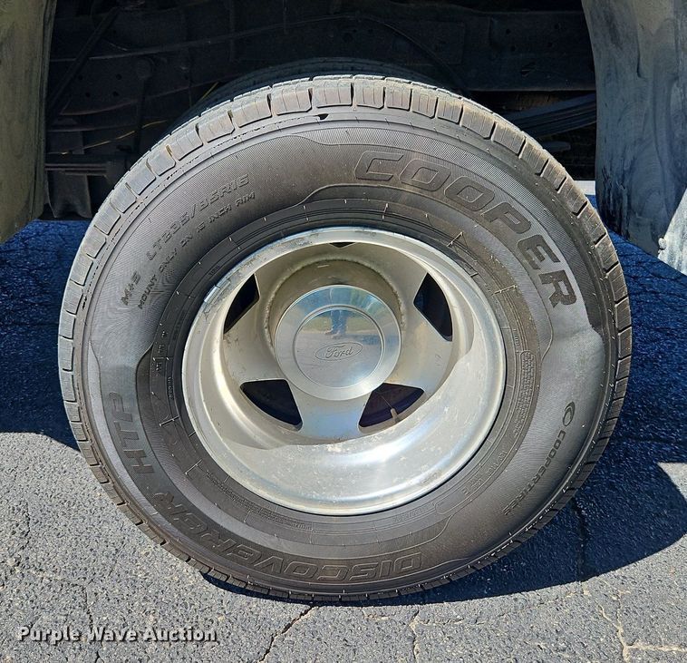 image for item LM9132 1999 Ford F350 Super Duty Lariat  Crew Cab pickup truck