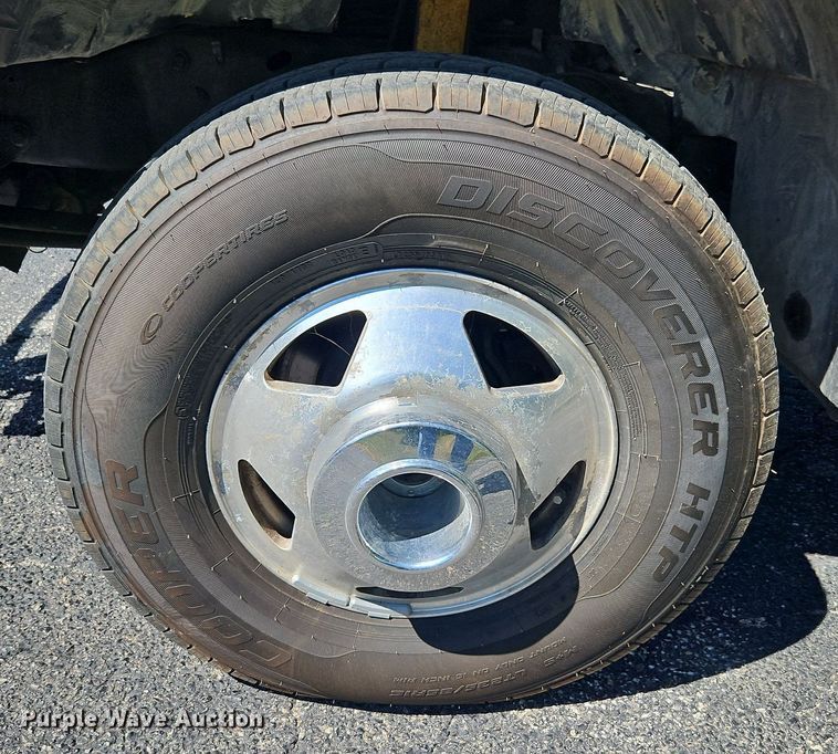 image for item LM9132 1999 Ford F350 Super Duty Lariat  Crew Cab pickup truck