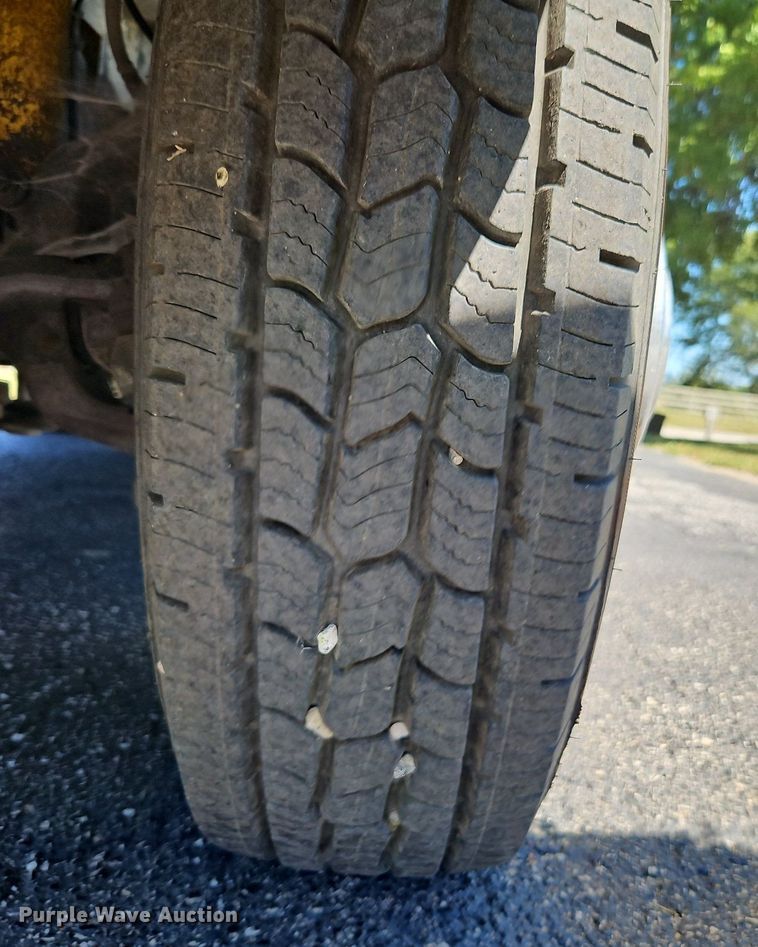 image for item LM9132 1999 Ford F350 Super Duty Lariat  Crew Cab pickup truck