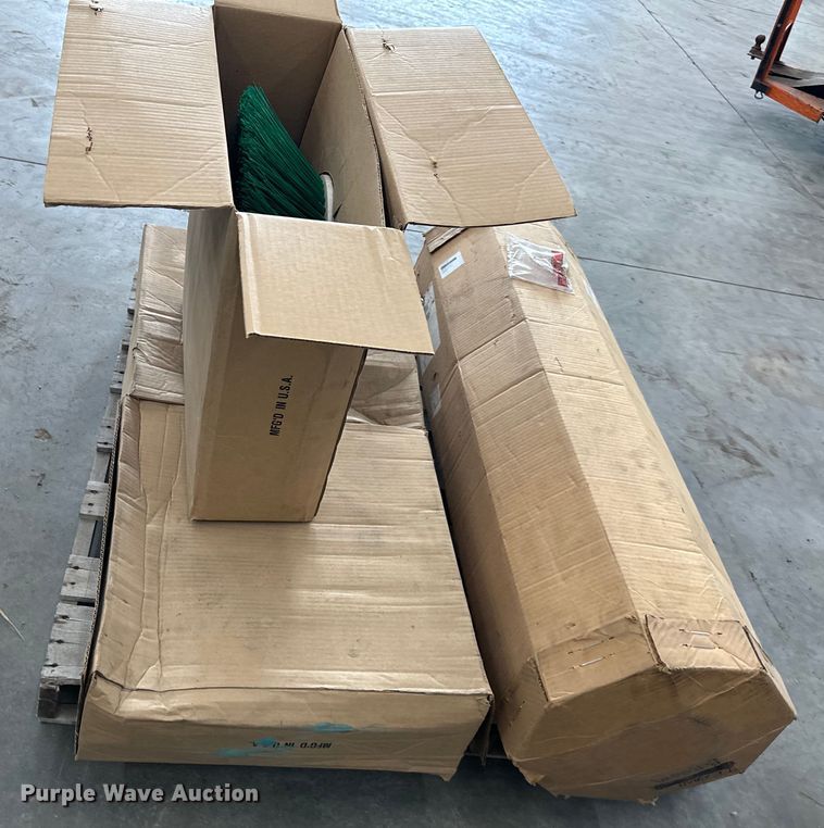 image for item LQ9015 Tennant 365 sweeper