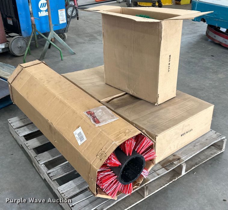 image for item LQ9015 Tennant 365 sweeper