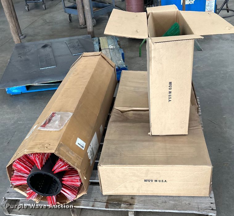 image for item LQ9015 Tennant 365 sweeper