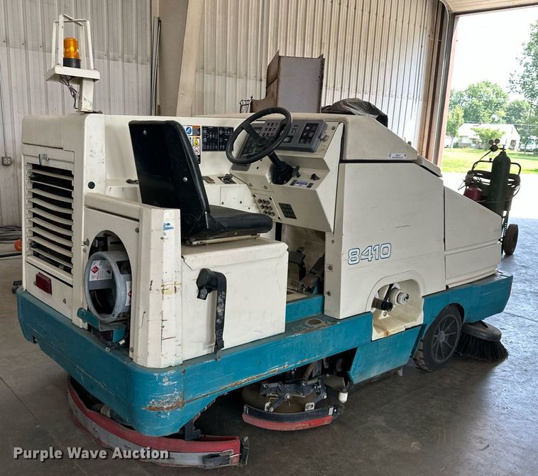 image for item LQ9016 Tennant  8410 sweeper