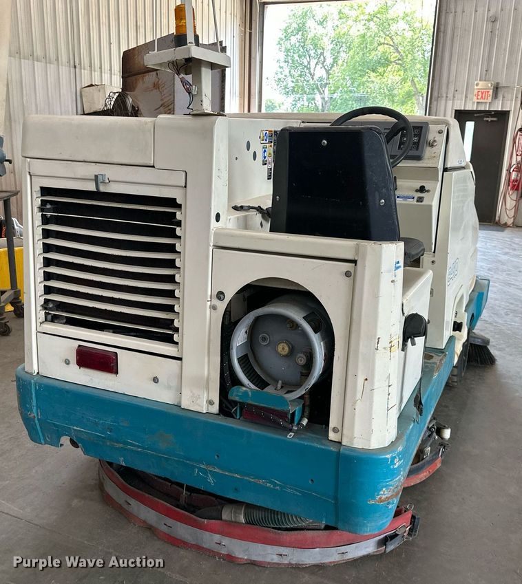 image for item LQ9016 Tennant  8410 sweeper