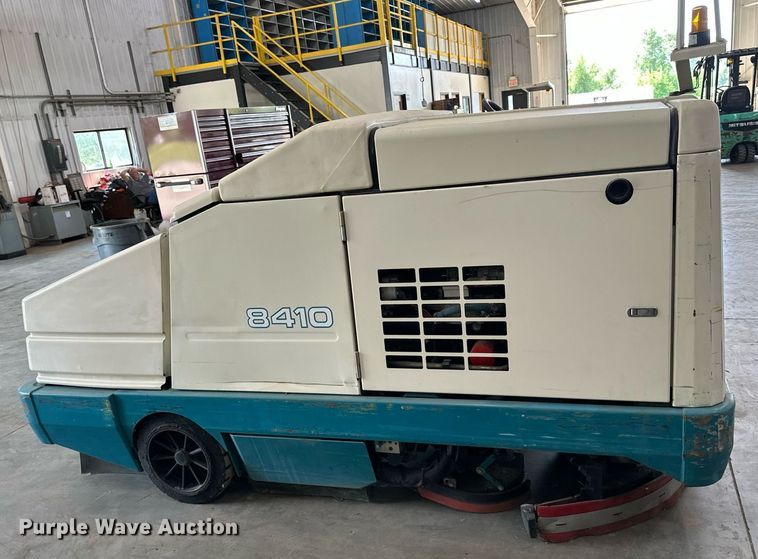 image for item LQ9016 Tennant  8410 sweeper