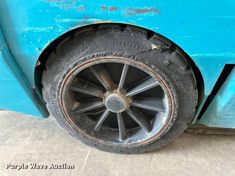 image for item LQ9016 Tennant  8410 sweeper