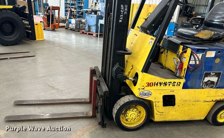 image for item LQ9018 Hyster  30XL2 forklift