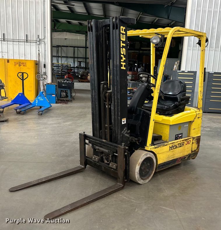 image for item LQ9019 Hyster  30 forklift