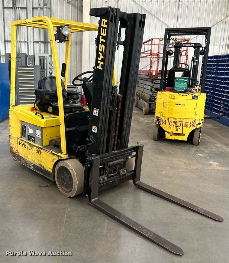image for item LQ9019 Hyster  30 forklift