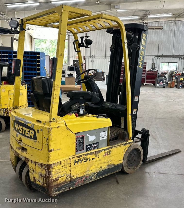 image for item LQ9019 Hyster  30 forklift