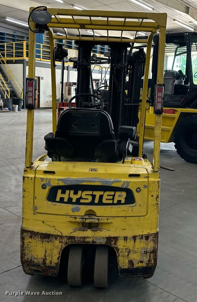 image for item LQ9019 Hyster  30 forklift