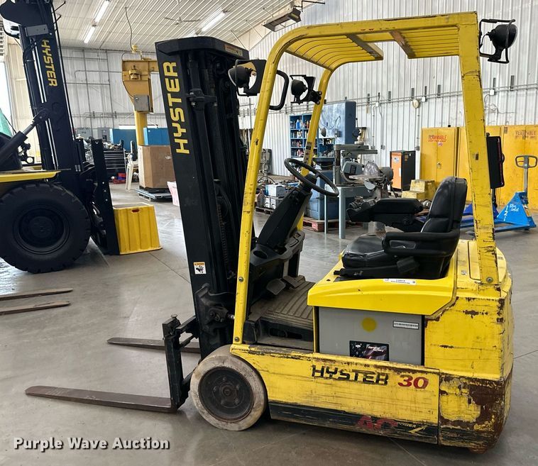 image for item LQ9019 Hyster  30 forklift