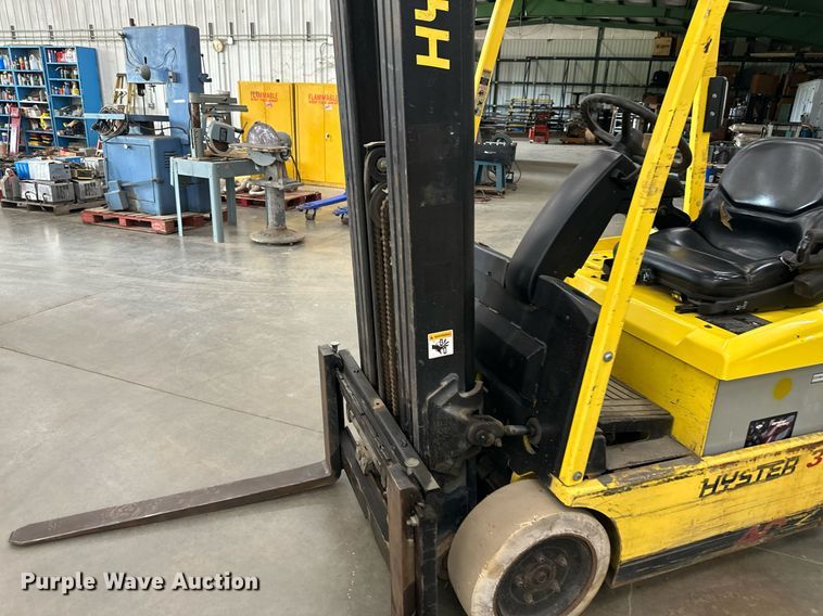 image for item LQ9019 Hyster  30 forklift