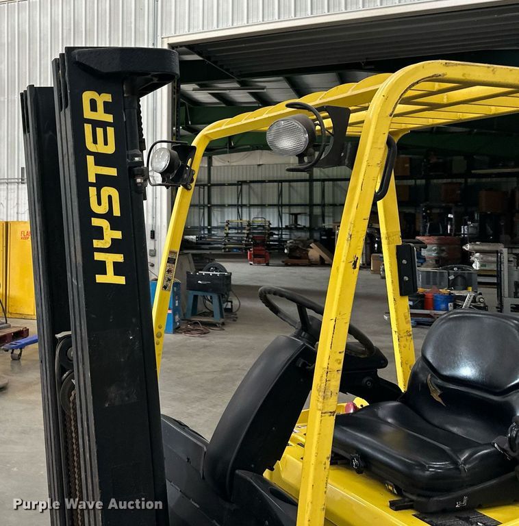 image for item LQ9019 Hyster  30 forklift