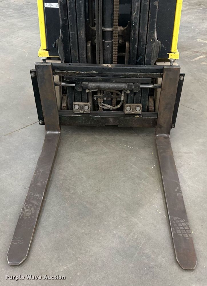 image for item LQ9019 Hyster  30 forklift