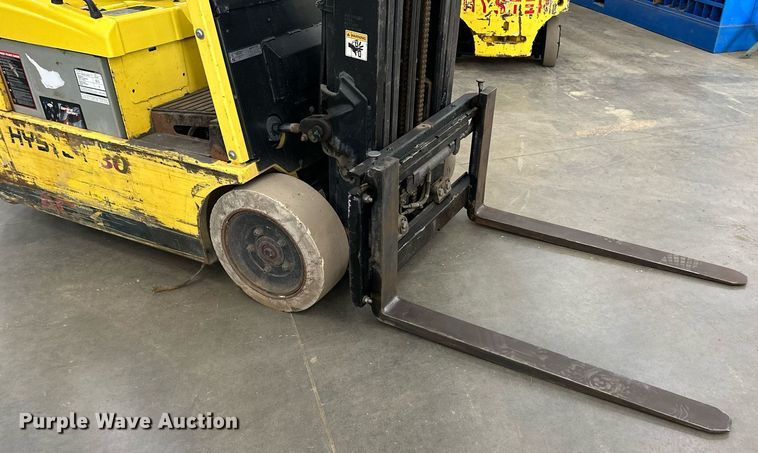 image for item LQ9019 Hyster  30 forklift