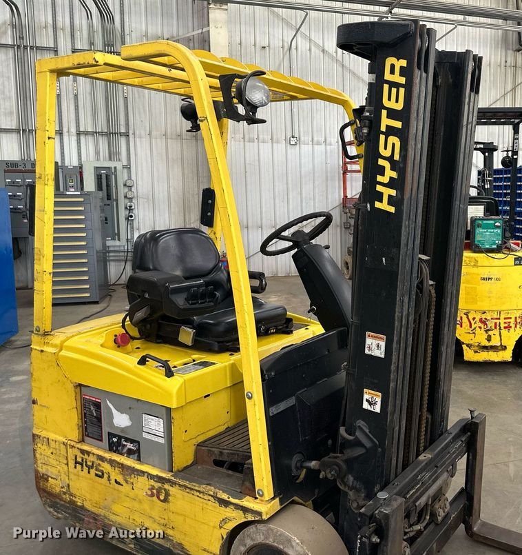 image for item LQ9019 Hyster  30 forklift