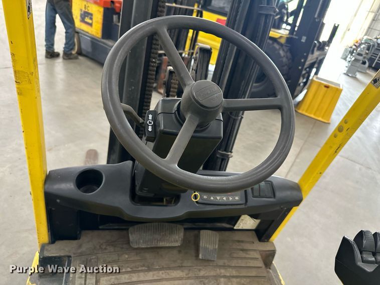 image for item LQ9019 Hyster  30 forklift