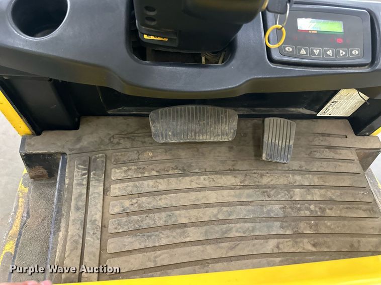 image for item LQ9019 Hyster  30 forklift