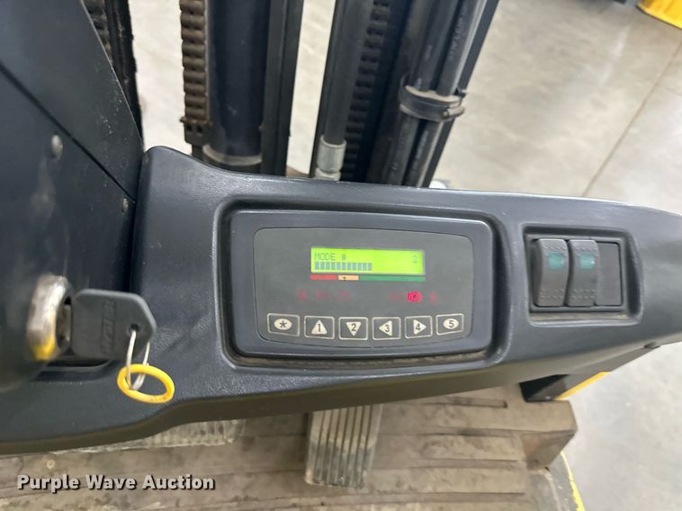 image for item LQ9019 Hyster  30 forklift