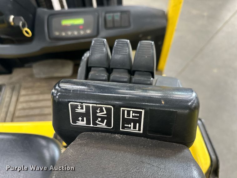 image for item LQ9019 Hyster  30 forklift