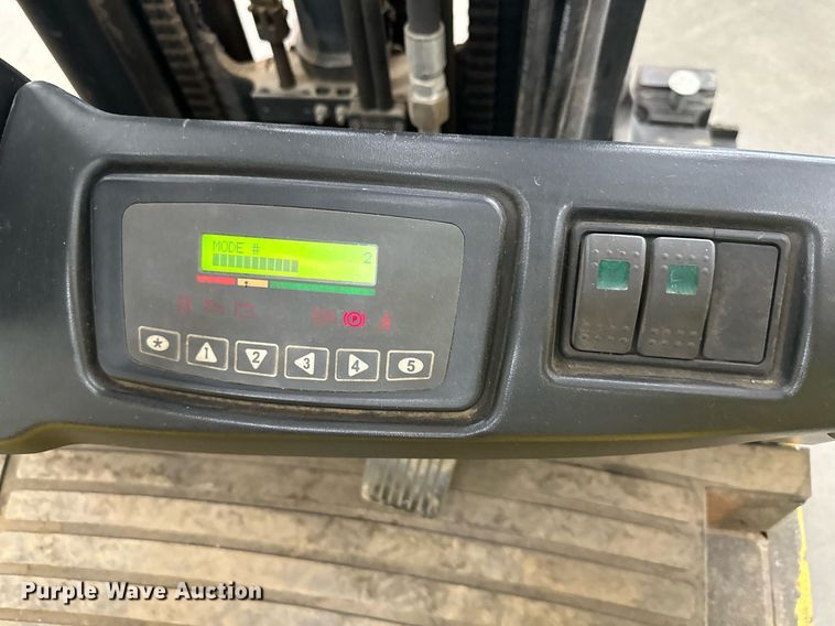 image for item LQ9019 Hyster  30 forklift