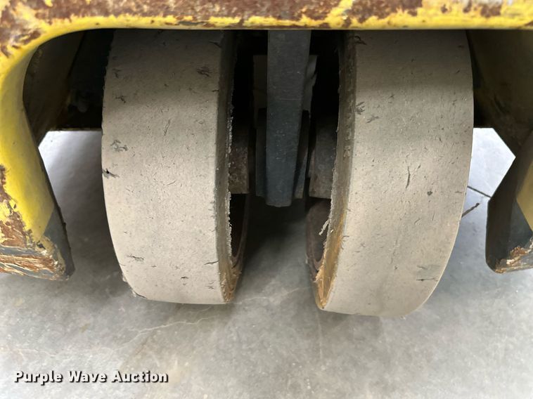 image for item LQ9019 Hyster  30 forklift