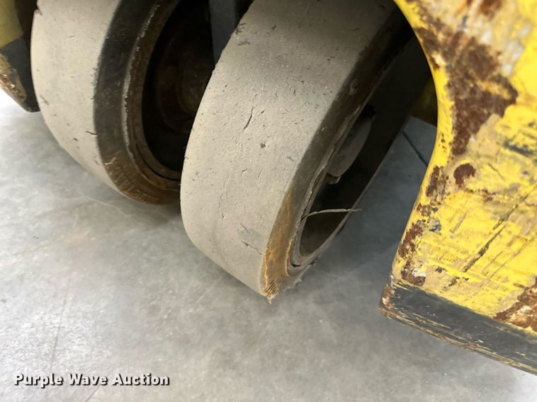 image for item LQ9019 Hyster  30 forklift