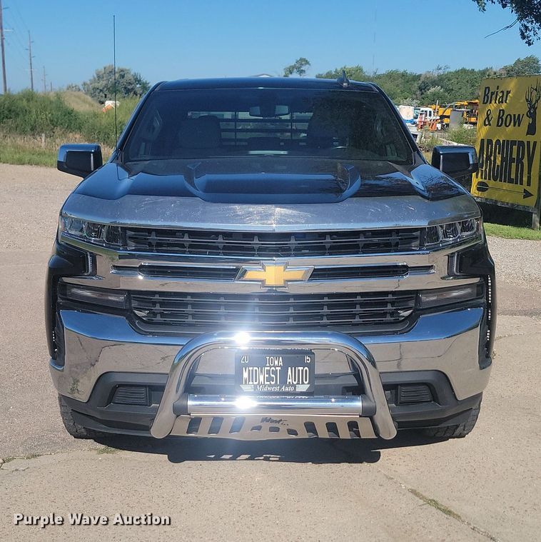 image for item LQ9097 2019 Chevrolet Silverado 1500  Crew Cab flatbed pickup truck