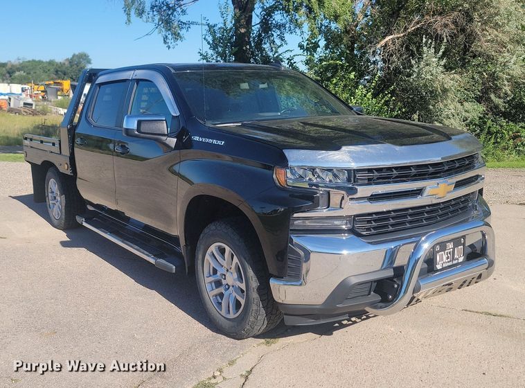 image for item LQ9097 2019 Chevrolet Silverado 1500  Crew Cab flatbed pickup truck