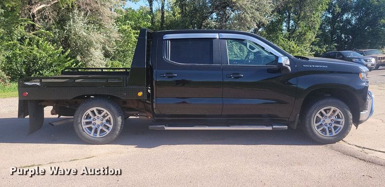 image for item LQ9097 2019 Chevrolet Silverado 1500  Crew Cab flatbed pickup truck
