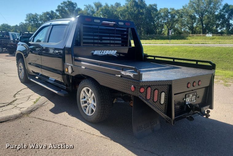 image for item LQ9097 2019 Chevrolet Silverado 1500  Crew Cab flatbed pickup truck